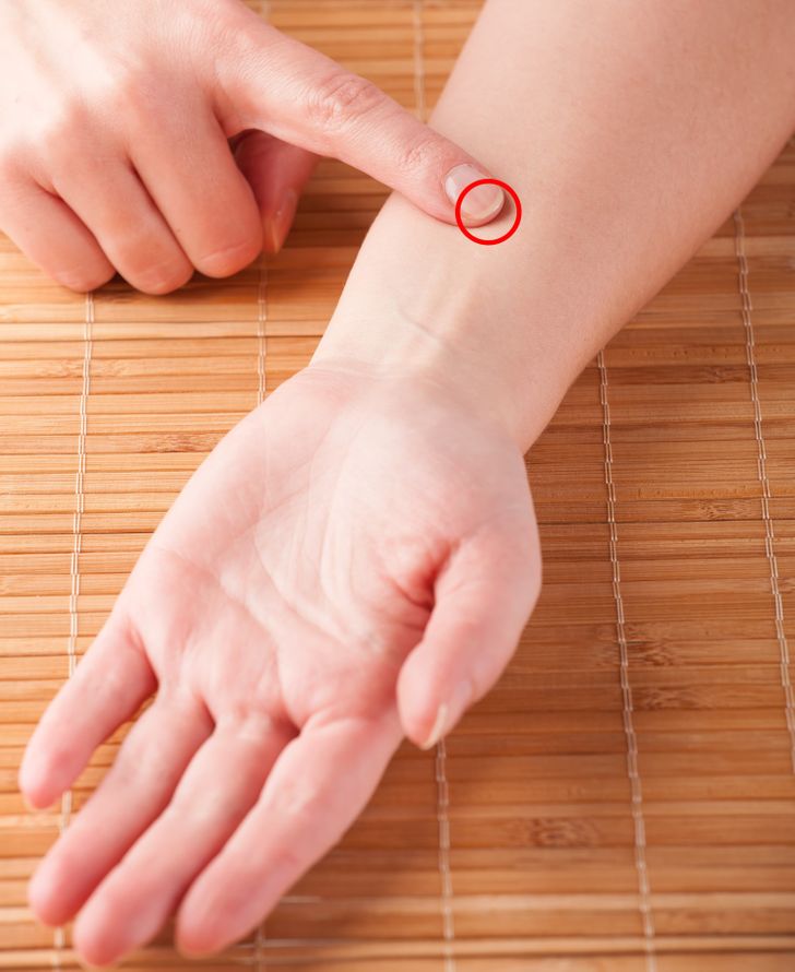 8 Pressure Points to Get Rid of Annoying Aches All Over Your Body