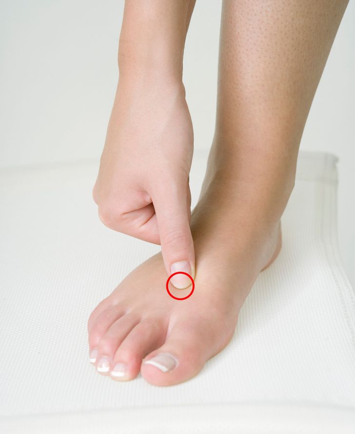 8 Pressure Points to Get Rid of Annoying Aches All Over Your Body
