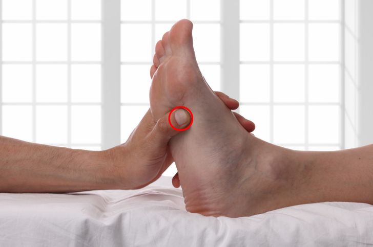 8 Pressure Points to Get Rid of Annoying Aches All Over Your Body